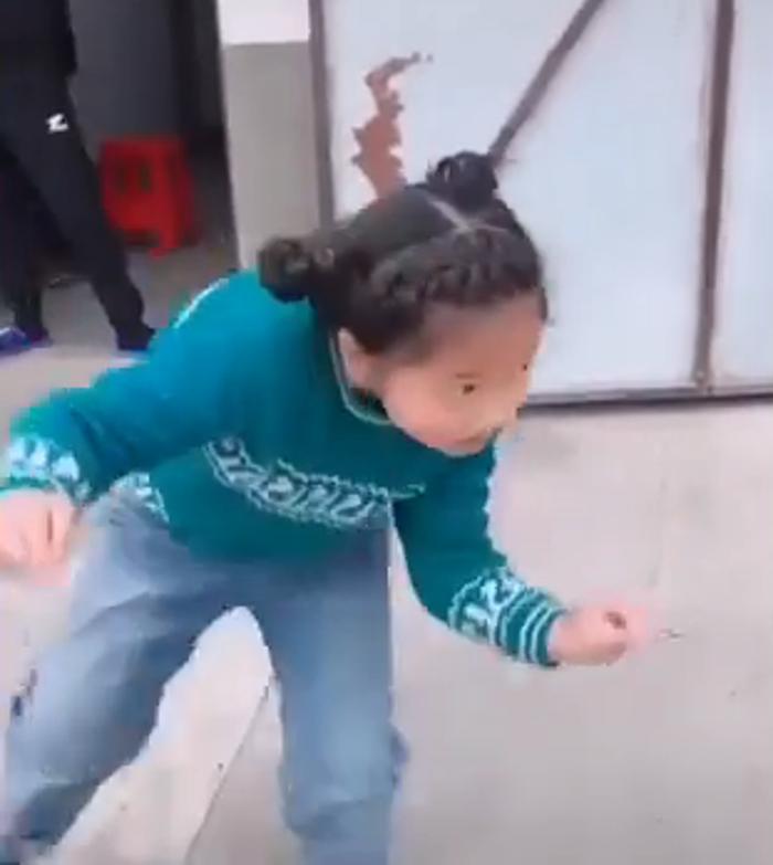 7-летняя китайская девочка танцует на улице так, что ей завидуют взрослые: видео