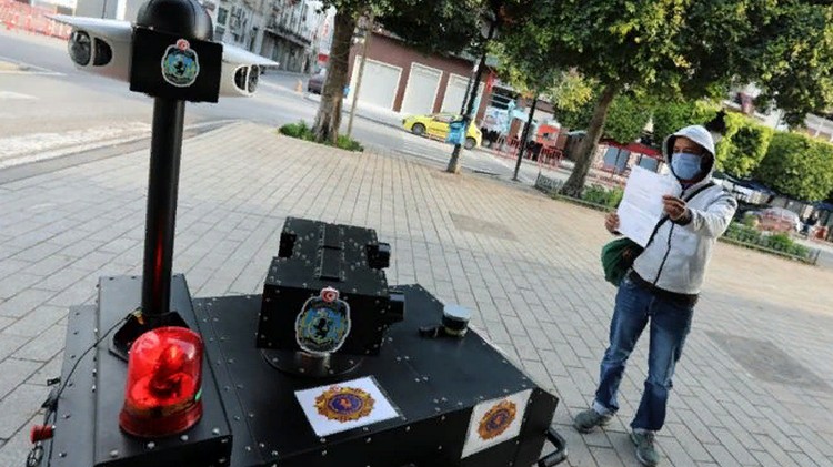 Тунис: полицейский робот был выпущен на улицы для патрулирования районов столицы