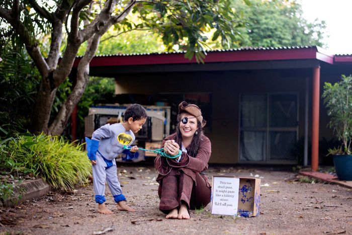 Пока все дома: Майя создает мини-фотосессии семей, которые изолированы от общества