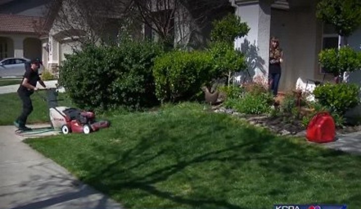 Мальчик ходил по дворам и предлагал покосить траву за 5 $. Многих это тронуло, ведь деньги ему нужны были для свидания
