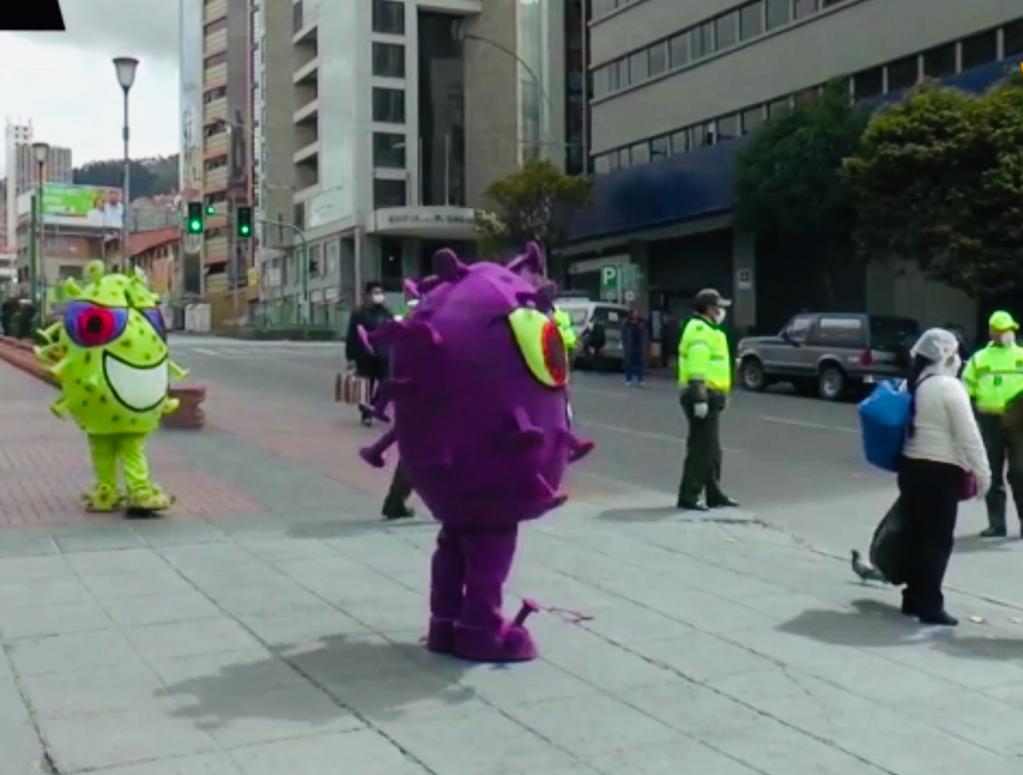 Полицейские в Боливии, надев яркие костюмы, призывают людей не выходить из дома (видео)