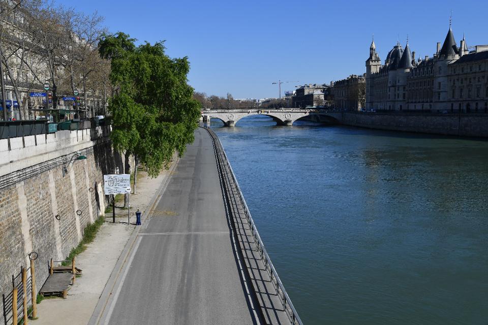 Весенние фото Парижа с пустыми улицами