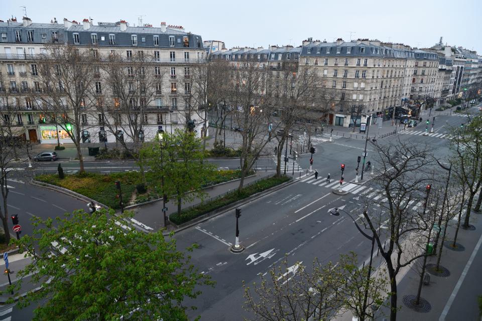 Весенние фото Парижа с пустыми улицами