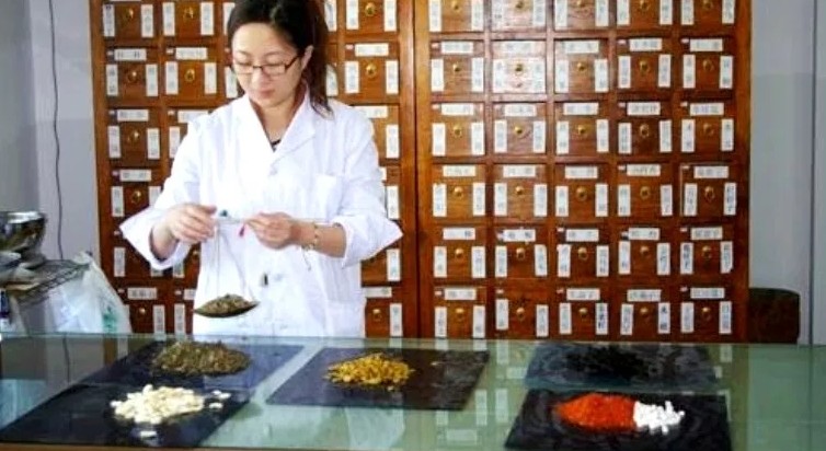 Китай предлагает растительные средства для лечения COVID-19, но ученые предупреждают о рисках