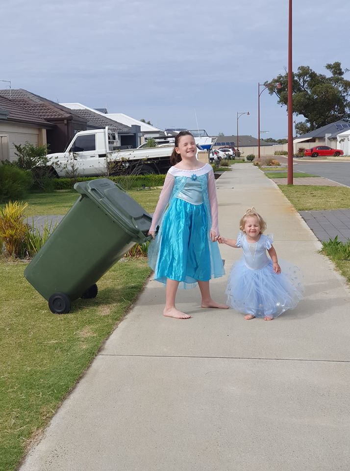 Как креативно вынести мусорное ведро? Например, жители Австралии наряжаются в костюмы балерин и монстров