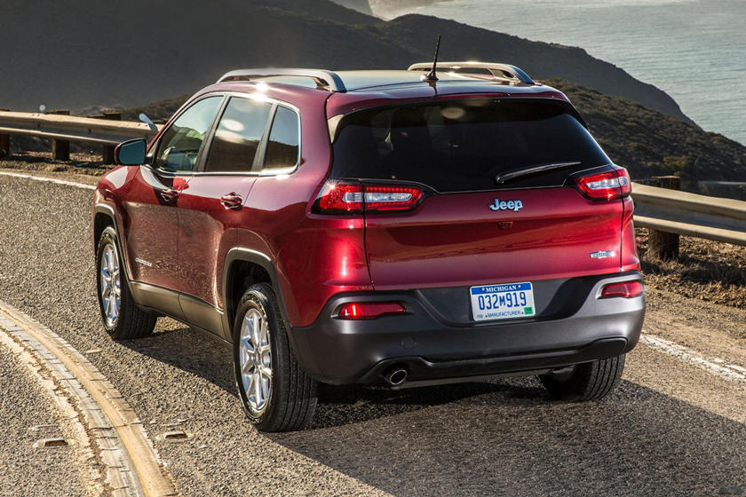 Jeep запускает модель Cherokee Latitude Lux: поднимет ли новое авто падающие продажи