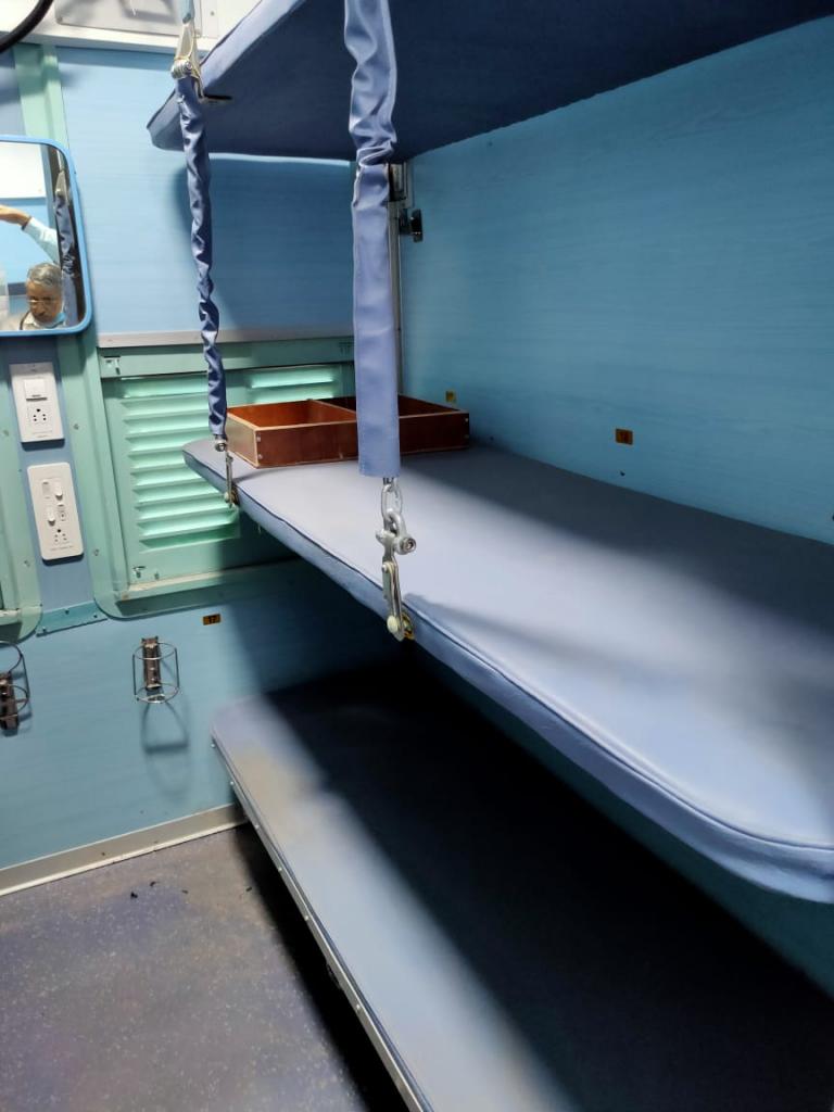 В Индии переделывают поезда в больницы, чтобы бороться с эпидемией: как выглядят "плацкартные палаты"