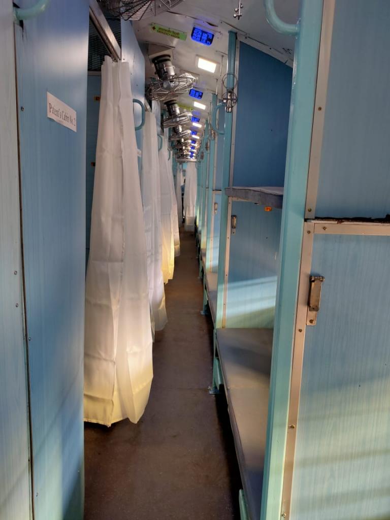 В Индии переделывают поезда в больницы, чтобы бороться с эпидемией: как выглядят "плацкартные палаты"