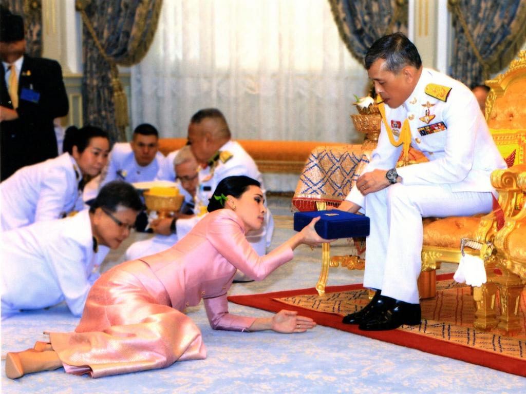 Король Таиланда прячется от коронавируса в роскошном отеле баварских Альп