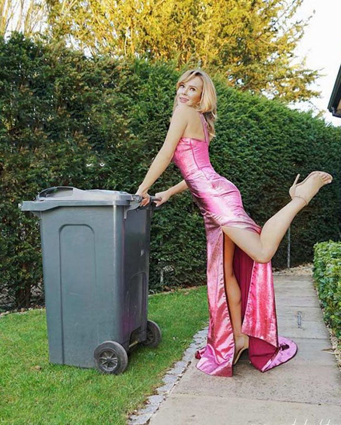 Она позаботилась о том, чтобы на нее смотрели все время: британская звезда Аманда Холден даже мусор выносит в вечернем платье