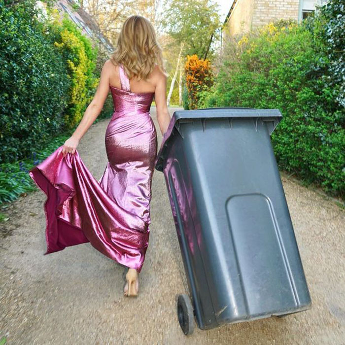 Она позаботилась о том, чтобы на нее смотрели все время: британская звезда Аманда Холден даже мусор выносит в вечернем платье