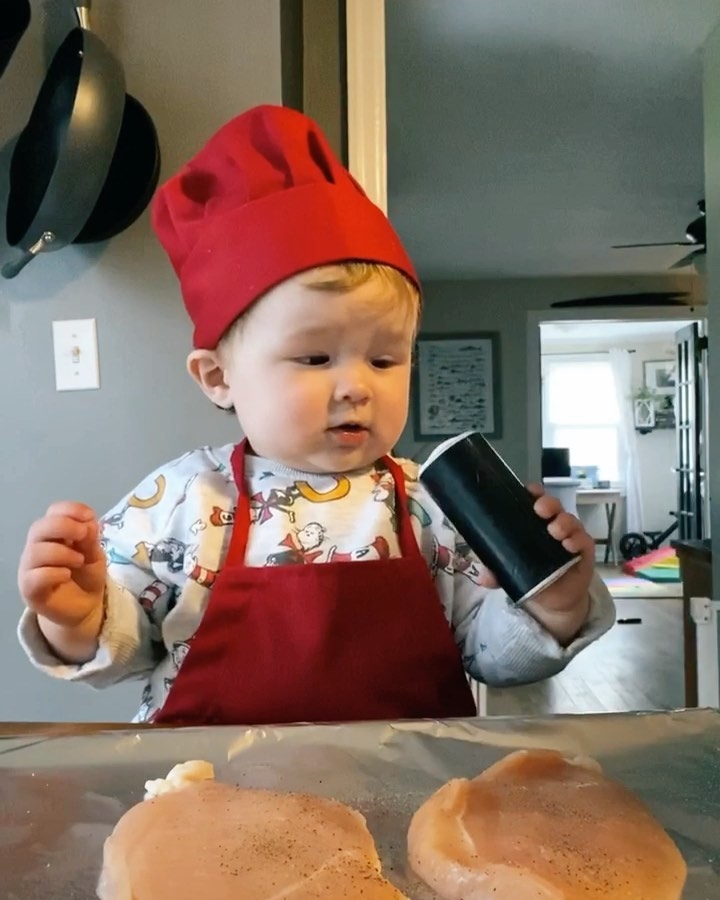 Повар с пеленок: очаровательный малыш ведет кулинарные курсы (видео)