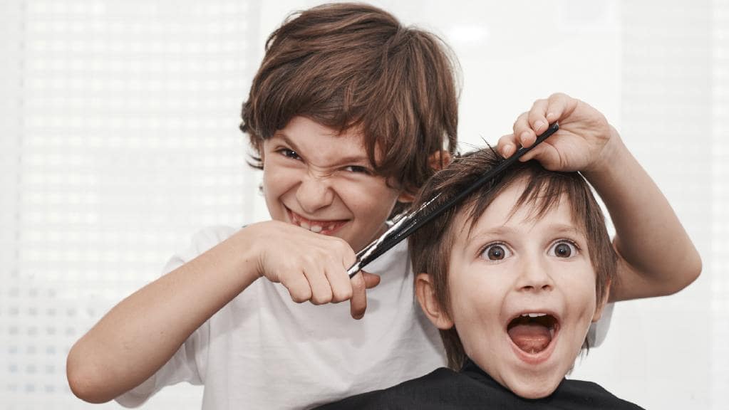 Парикмахеры просят не делать стрижки самим дома: волосы отрастут всего на 2 см в месяц, это не трагедия