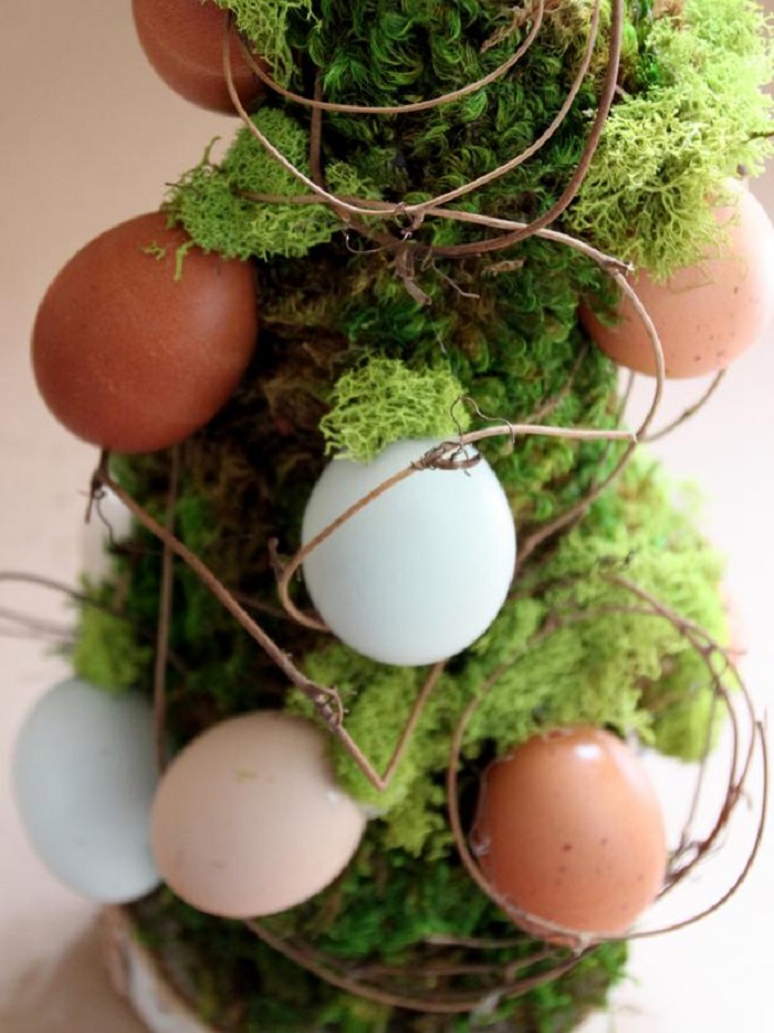 Крашеными яйцами к Пасхе уже никого не удивить: мы с детьми создали праздничный топиарий