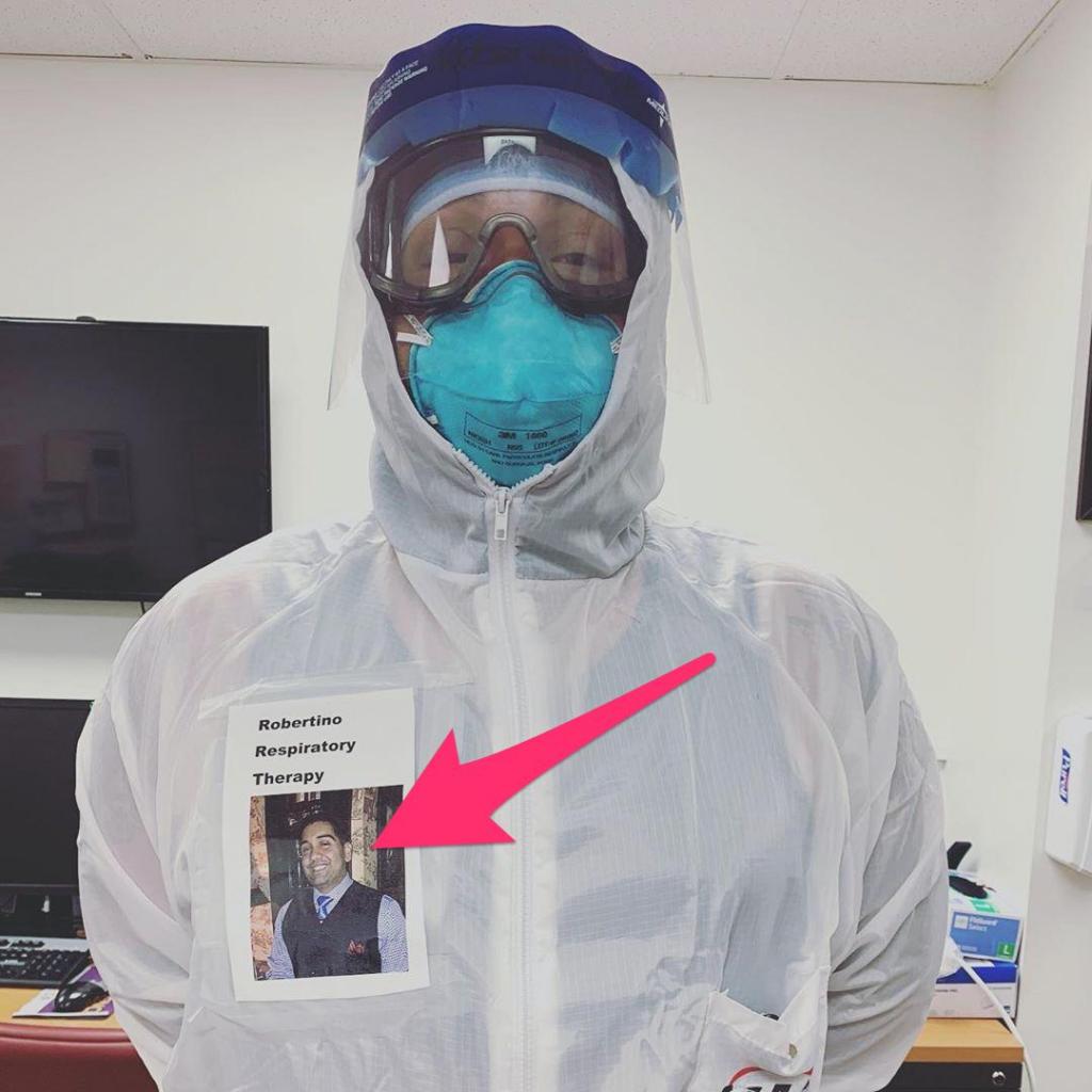 Чтобы их не боялись: врачи, лечащие пациентов с коронавирусом, наклеивают свои фото на защитные костюмы