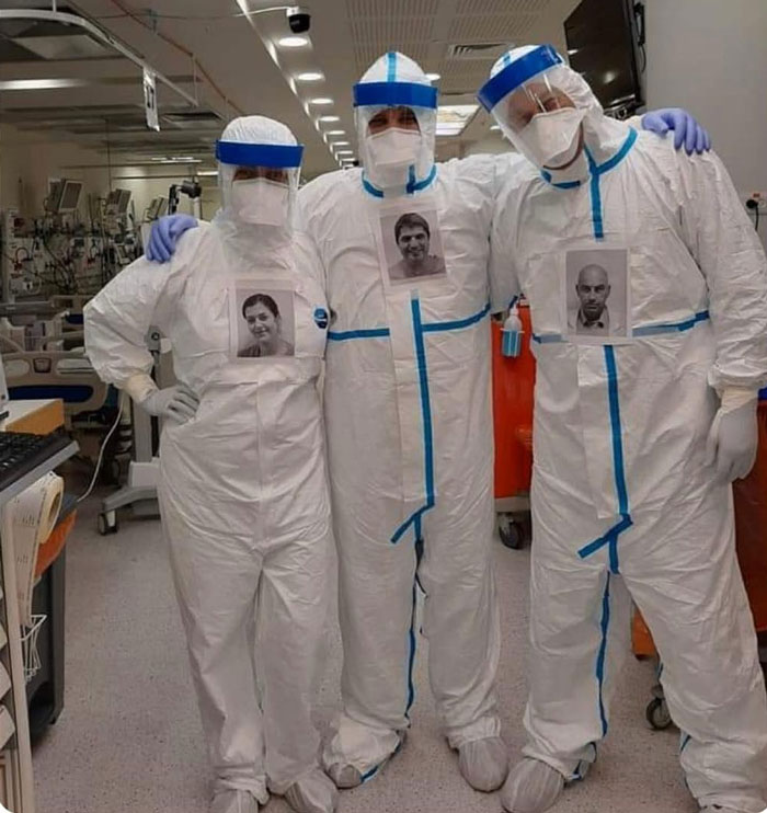 Чтобы их не боялись: врачи, лечащие пациентов с коронавирусом, наклеивают свои фото на защитные костюмы