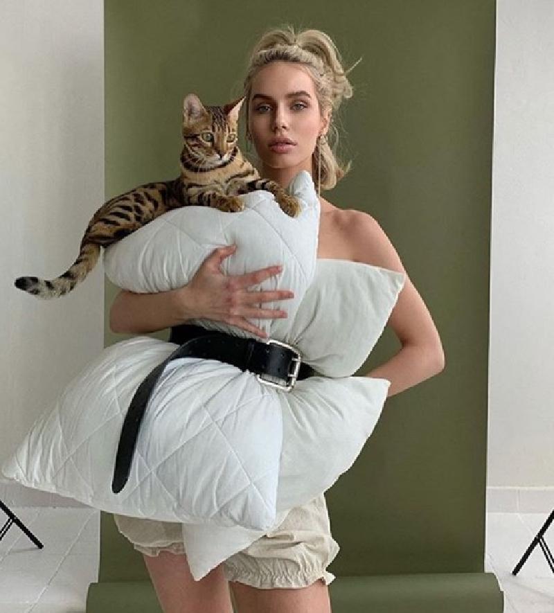 В Instagram набирает популярность новый тренд: платье-подушка
