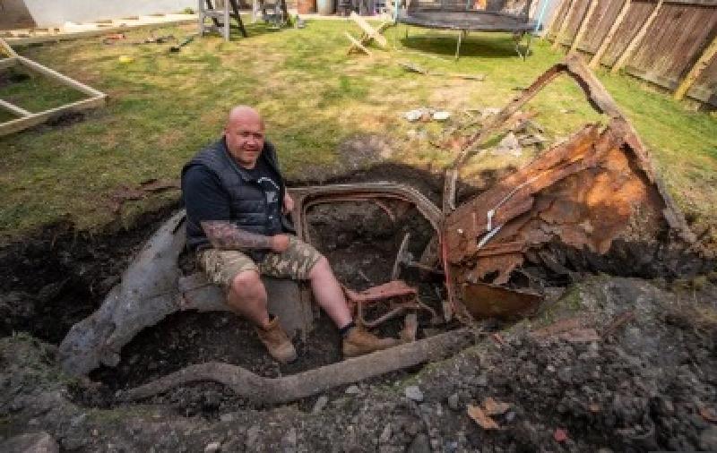 Мужчина откопал на заднем дворе своего дома ретро-машину