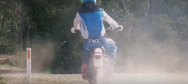 Байк KTM Enduro: видео в стиле 80-х годов поднимает настроение, а в этом люди сегодня очень нуждаются