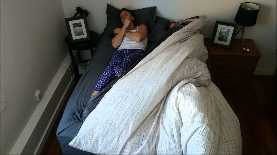 Муж откинув одеяло смотрит на попу жены фото