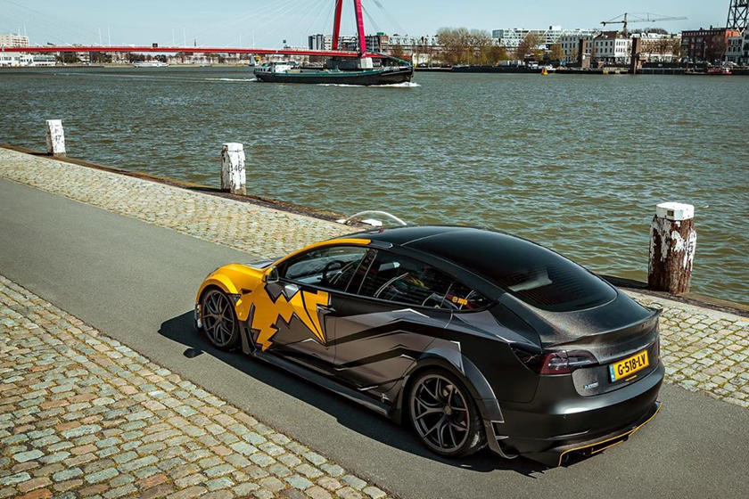 Теперь он выглядит более электрическим: голландская тюнинговая фирма использовала для Tesla Model 3R Evolution углеродное волокно