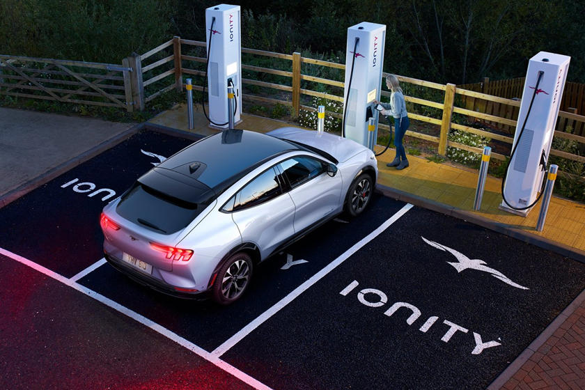 Ford планирует догнать Tesla: компания выведет на рынок не только электромобиль Mustang Mach-E, но и сеть собственных зарядных станций Fastor Charge