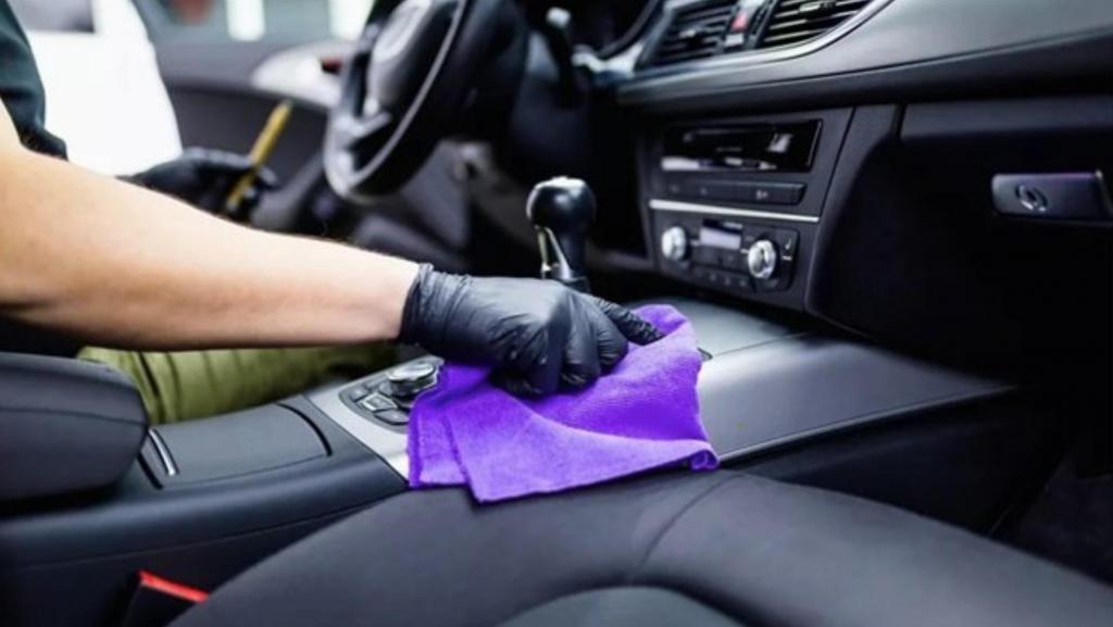 Использовать дезинфицирующие салфетки вместо мыла - как правильно очищать салон машины, чтобы предотвратить распространение коронавируса