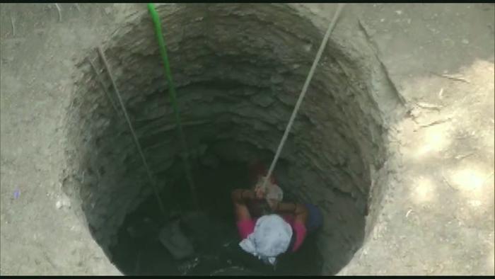 Семья из Индии с проводит карантин с пользой: она вырыла дома колодец, добравшись до воды за 21 день