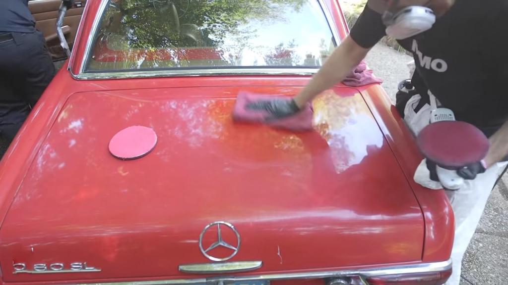 Mercedes-Benz 280 SL 37 лет простоял в пыльном гараже: команда механиков решила его вымыть (фото до и после)