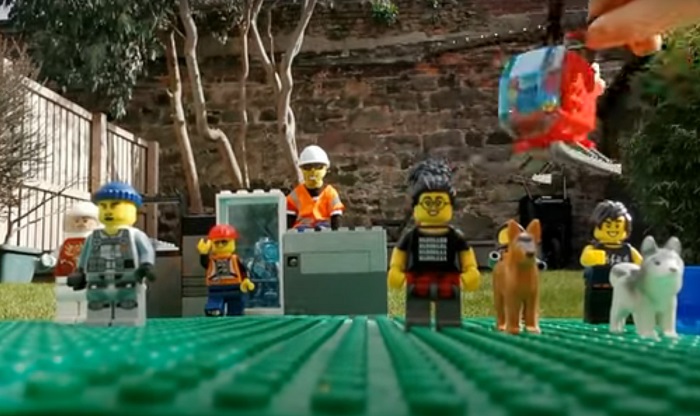 Мальчик снял ролик, в котором он играет в "Лего": одна из фигурок оказалась живой (видео)