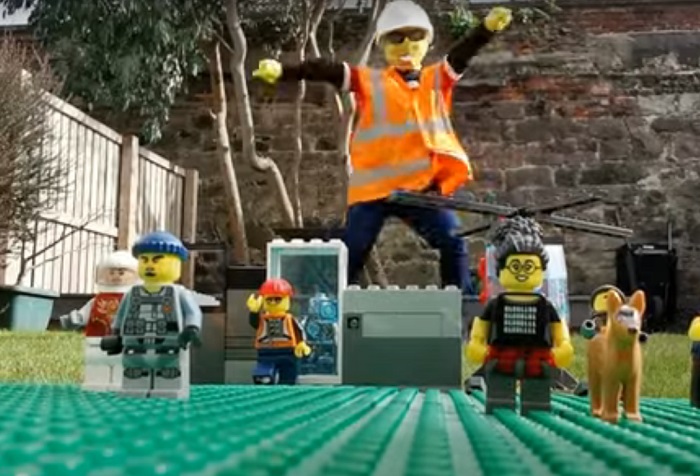 Мальчик снял ролик, в котором он играет в "Лего": одна из фигурок оказалась живой (видео)
