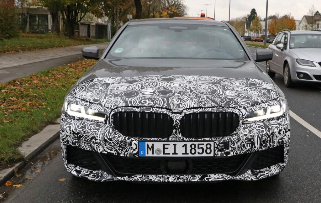 Агрессивные передние и задние панели и большие колеса: в сети появились снимки нового BMW 530e Plug-In Hybrid