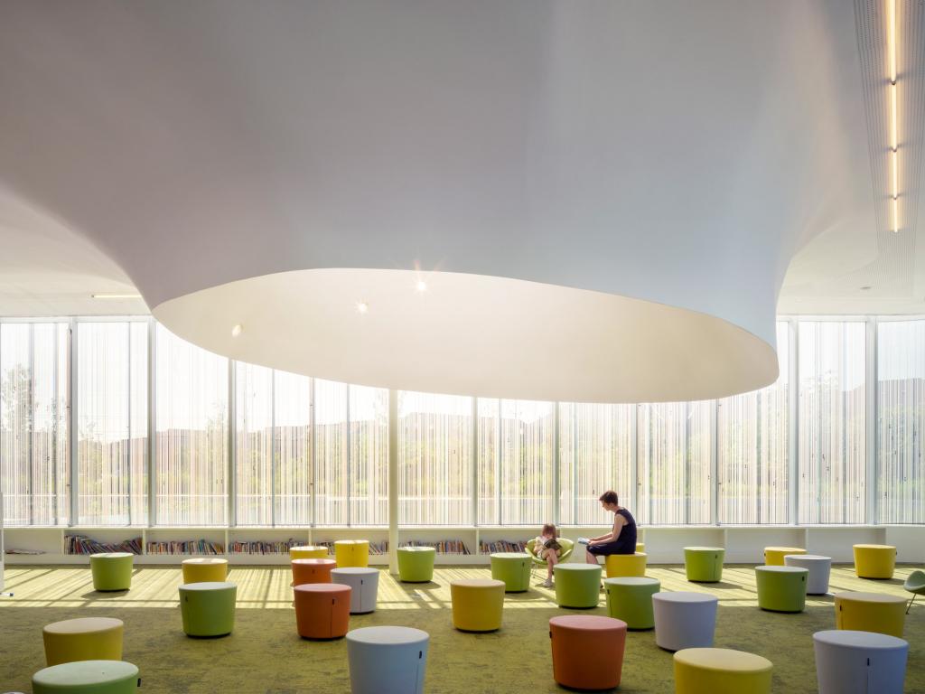 Зеленый холм библиотеки: необычное сооружение над читальным залом в Торонто