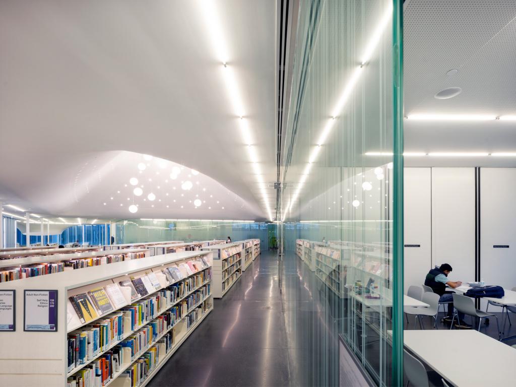 Зеленый холм библиотеки: необычное сооружение над читальным залом в Торонто