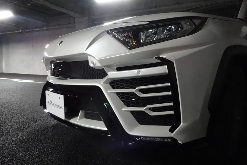 Toyota RAV4 оснастили обвесом, аналогичным Lamborghini Urus: авто кардинально изменило свой внешний вид