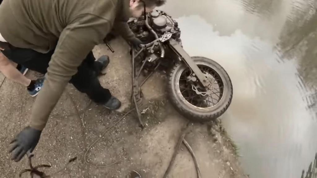 Вода - отличное место, чтобы спрятать вещи: парень вытаскивает украденные мотоциклы из каналов и сообщает об этом в полицию