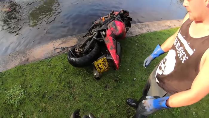 Вода - отличное место, чтобы спрятать вещи: парень вытаскивает украденные мотоциклы из каналов и сообщает об этом в полицию