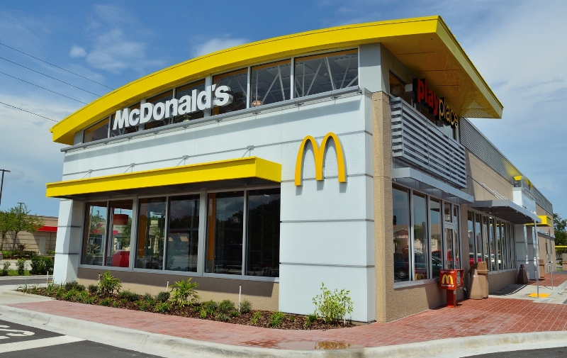Тележки для еды и специальные места ожидания: McDonald's открыл первый ресторан с "антикоронавирусным" дизайном