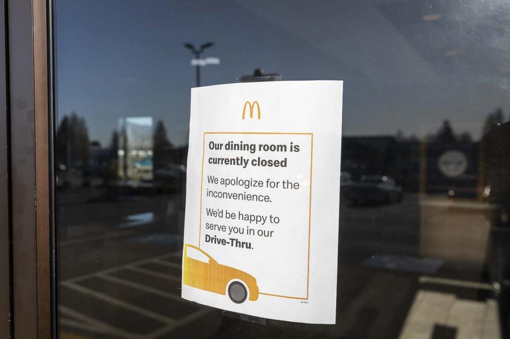 Тележки для еды и специальные места ожидания: McDonald's открыл первый ресторан с "антикоронавирусным" дизайном