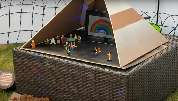 Мужчина из-за эпидемии не смог поехать на музыкальный фестиваль, поэтому он сделал собственный из "Лего" (видео)