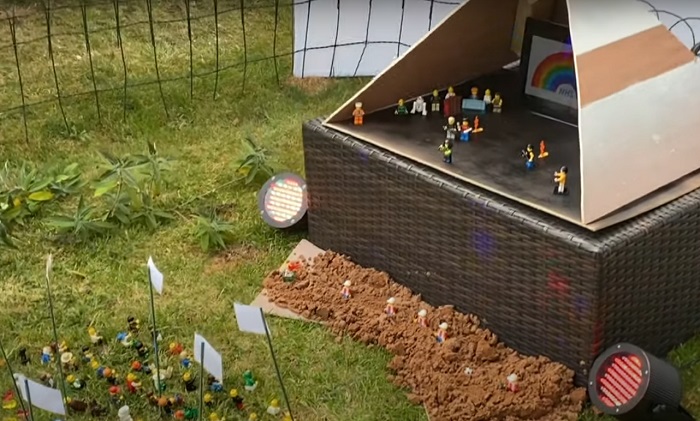 Мужчина из-за эпидемии не смог поехать на музыкальный фестиваль, поэтому он сделал собственный из "Лего" (видео)