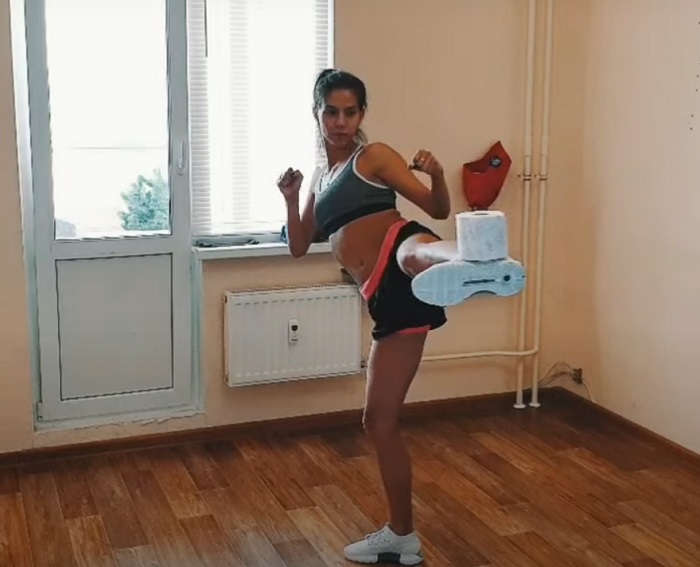 Российская тхэквондистка выполнила эффектный трюк с туалетной бумагой (видео)