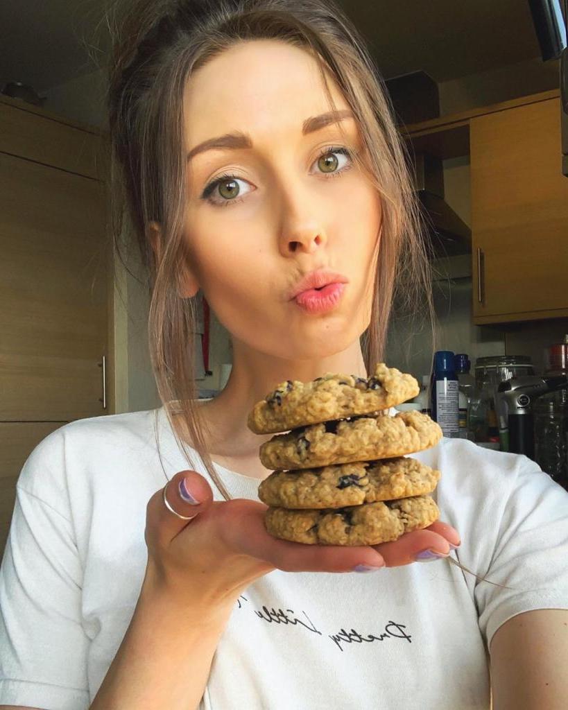 И тортики вкусные, и девушка красивая: пекарь-самоучка стала хитом в соцсетях (фото)