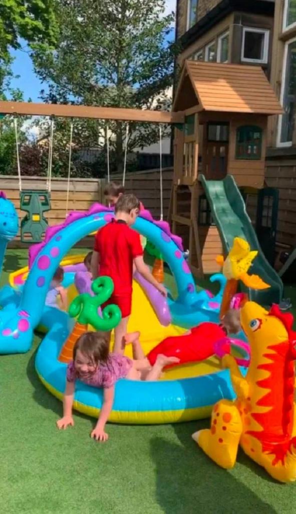 Семья с 22 детьми превратила свой двор в шикарную игровую площадку: понадобилось лишь двое суток