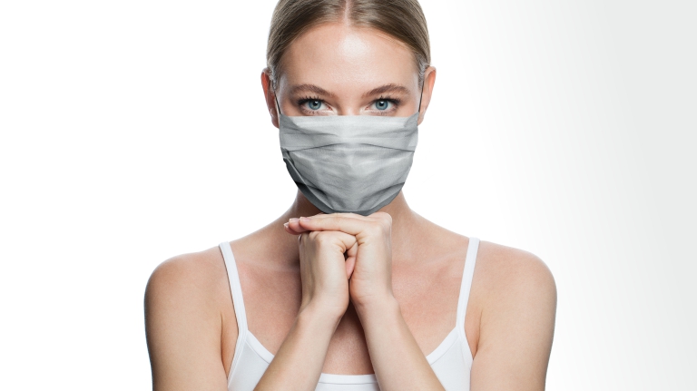 Как помочь коже, если нужно носить маску: на работе использовать влажные салфетки и другие советы