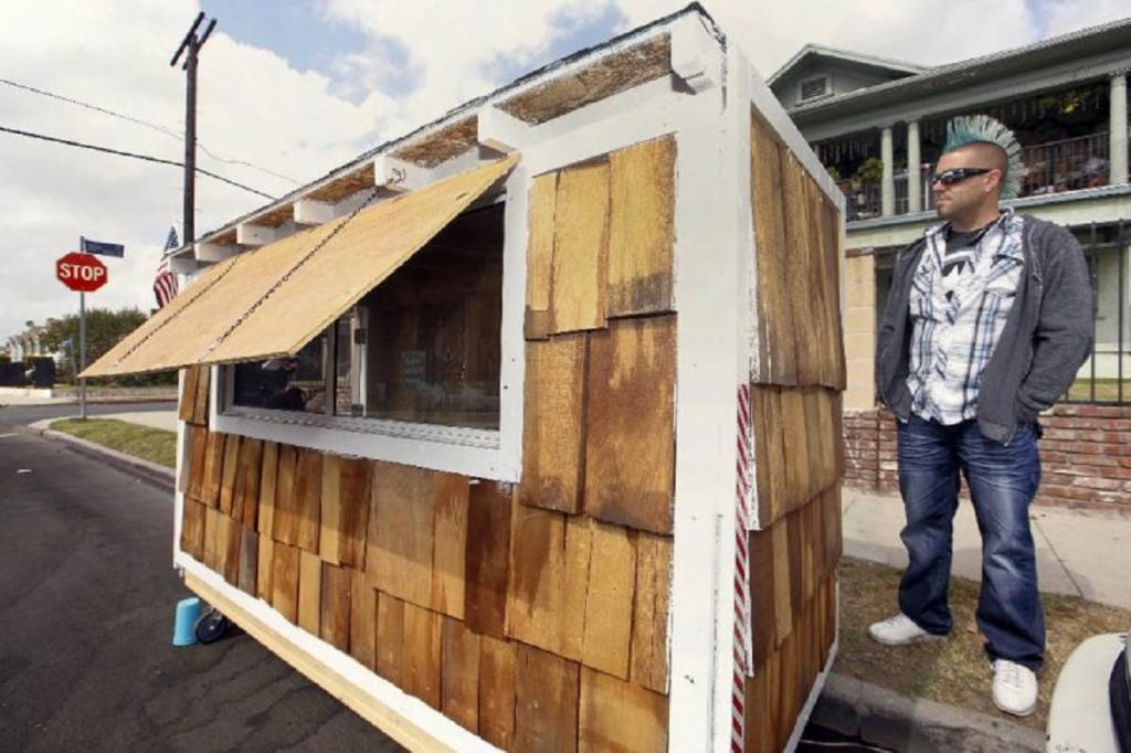 Парень решил сколотить небольшой домик для бездомной женщины, которая спала перед его домом
