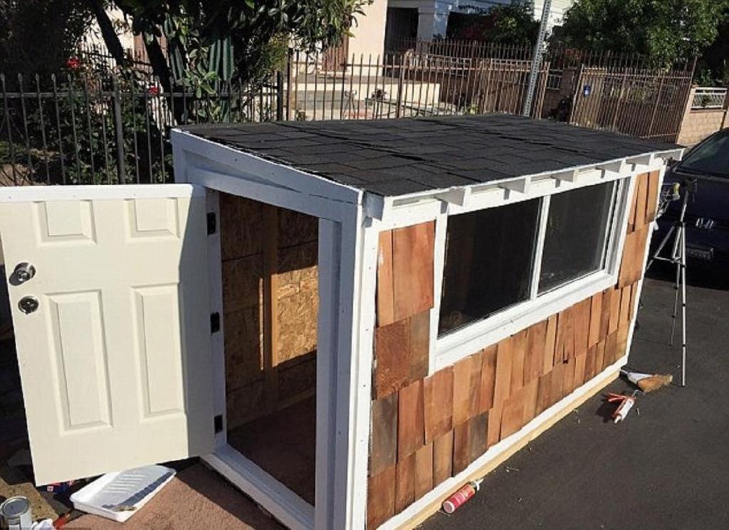 Парень решил сколотить небольшой домик для бездомной женщины, которая спала перед его домом