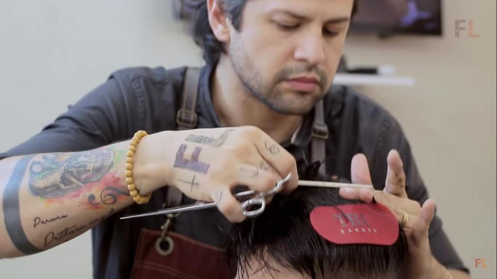 Мужчина с лысиной попал к хорошему парикмахеру и вышел от него со стильной стрижкой: фото