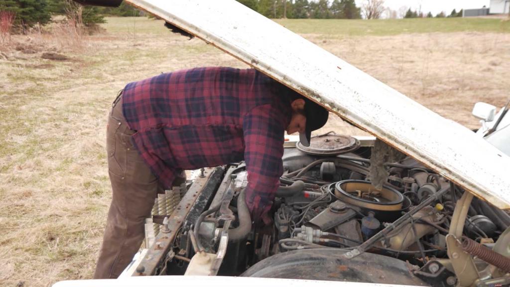 Старый Cadillac простоял 20 лет в поле, но умелый механик сотворил чудо и своим ходом доехал на нем до гаража