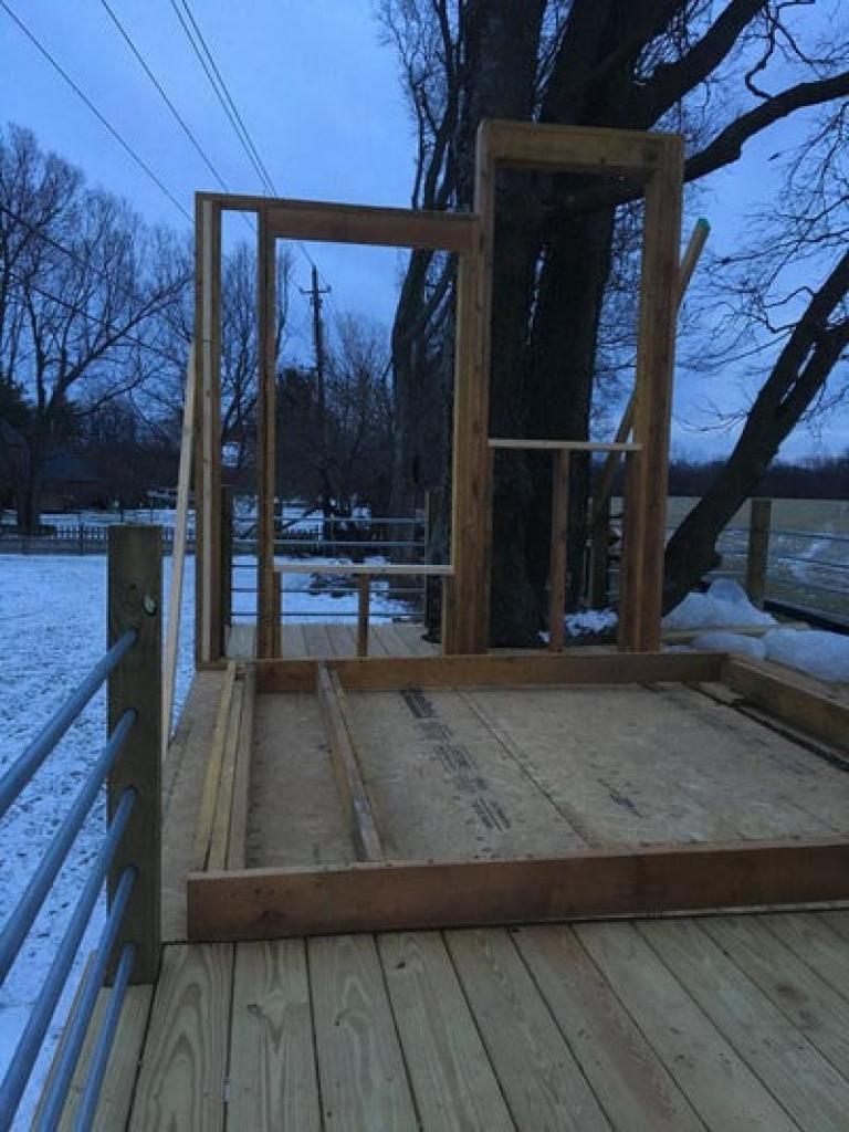 Мужчина решил построить на своем участке небольшой домик на дереве: фото